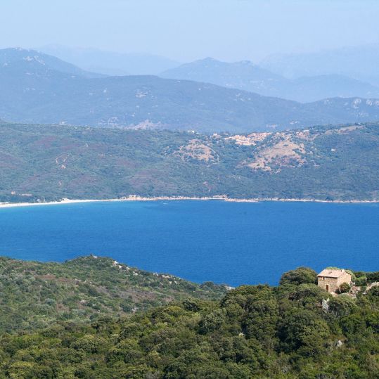 Step aboard a small boat in Propriano for an intimate cruise through the heart of the Valinco Bay (Gulf of Propriano), where dramatic cliffs, historic villages and crystal-clear waters define one of Corsica’s most beautiful coastlines, where rugged cliffs plunge into turquoise waters.
