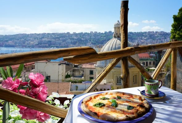 As a perfect finale to the day, gather for a welcome dinner around Neapolitan pizza – the iconic jewel of the city's cuisine.