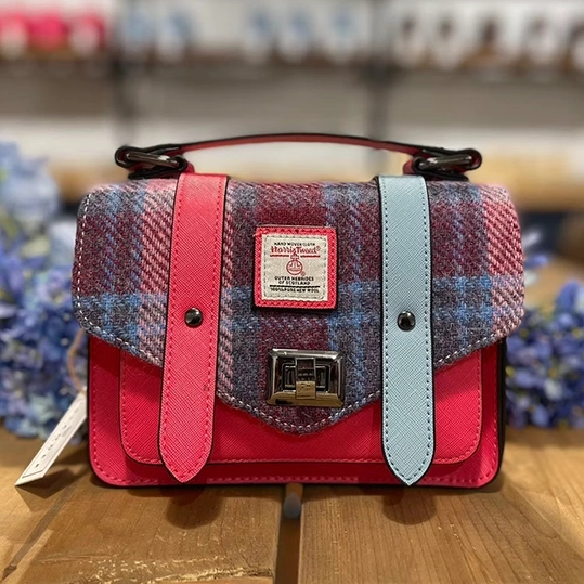In this hands-on, 60-minute session, you'll have the chance to personalize your own bag! Choose the base colour of your bag, select your favourite Harris Tweed cloth lid, and add decorative straps to complete your design.